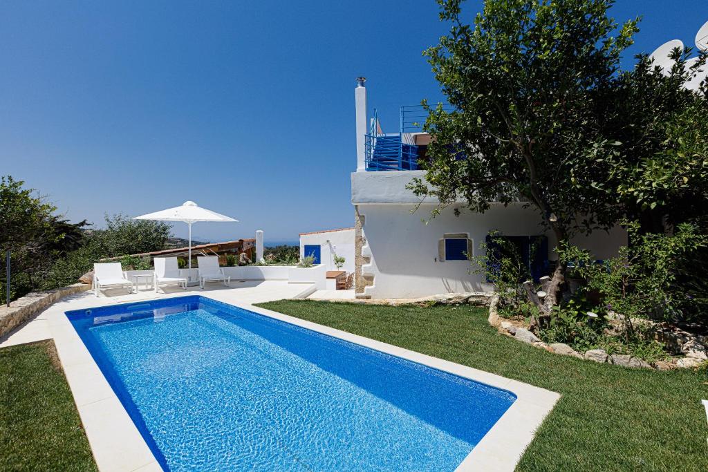 una piscina en el patio de una villa en Anna's Villa in Mesi Village en Agia Triada