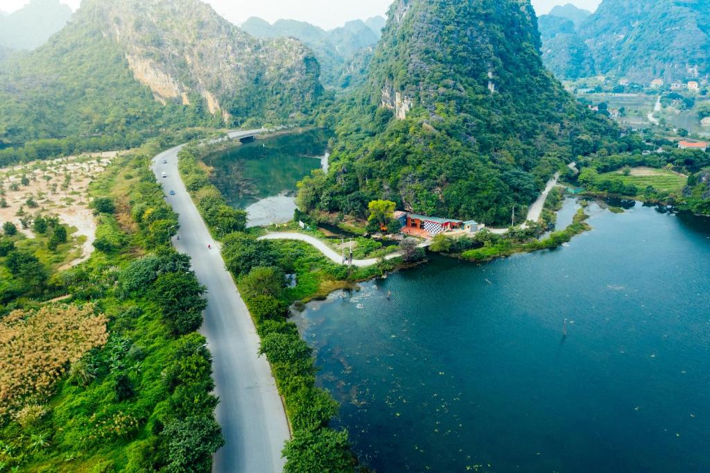 een luchtzicht op een rivier en bergen met een weg bij Trang An Freedom Hood in Ninh Binh
