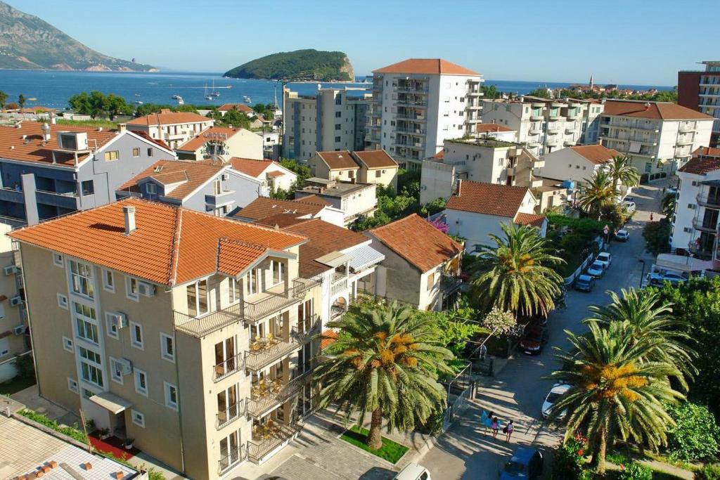 una vista aérea de una ciudad con palmeras y edificios en Villa Franeta Apartments, en Budva