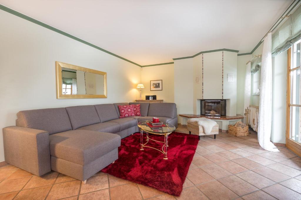 ein Wohnzimmer mit einem Sofa und einem Tisch in der Unterkunft Ferienwohnungen Alpentraum - Landhaus Kiesel in Oberstdorf