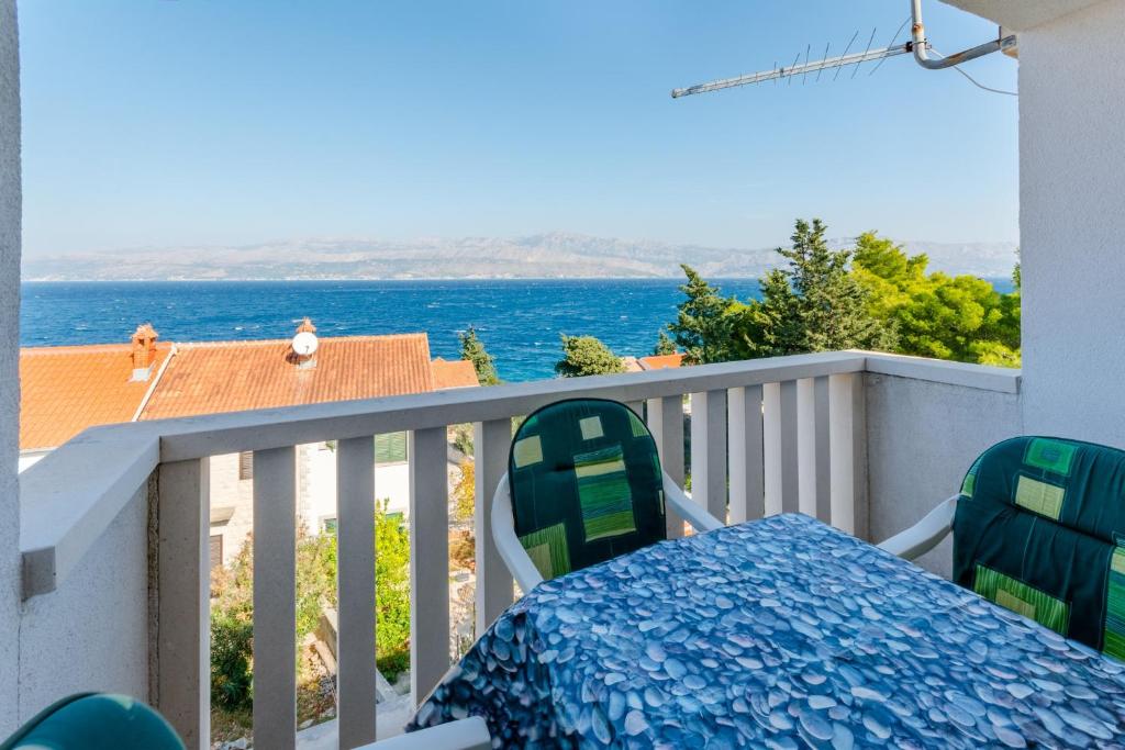 una mesa y sillas en un balcón con vistas al océano en Villa Stella, en Splitska