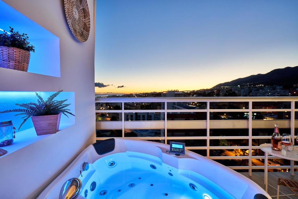 eine Badewanne in einem Zimmer mit Balkon in der Unterkunft SUNSET BEACH Charming apartment with jacuzzi in Torremolinos