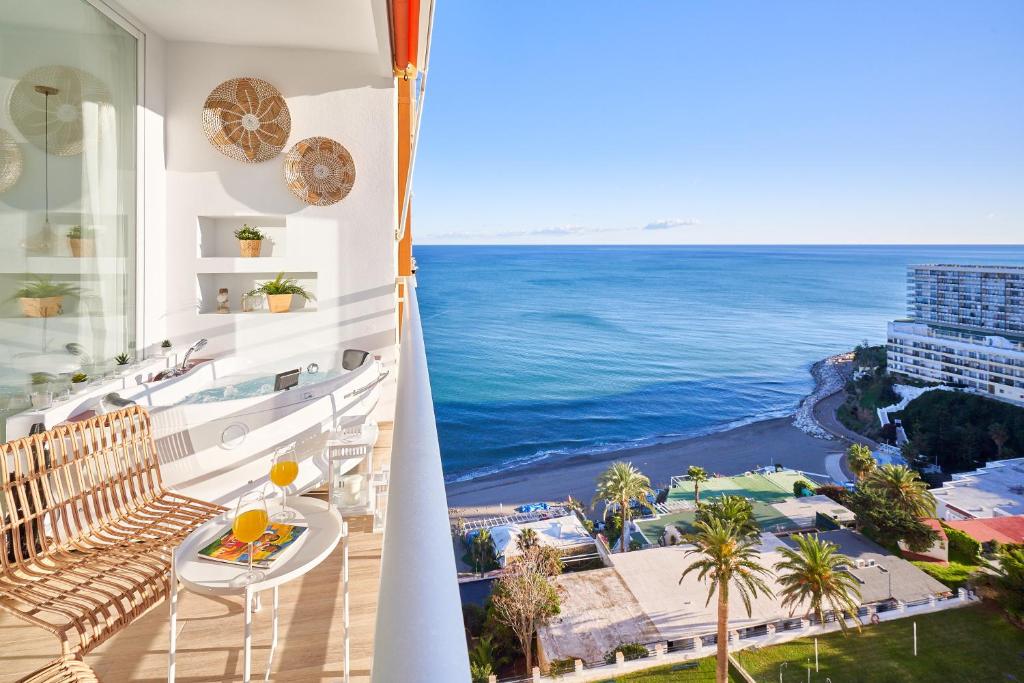 SUNSET BEACH Charming apartment with jacuzzi, Torremolinos ...