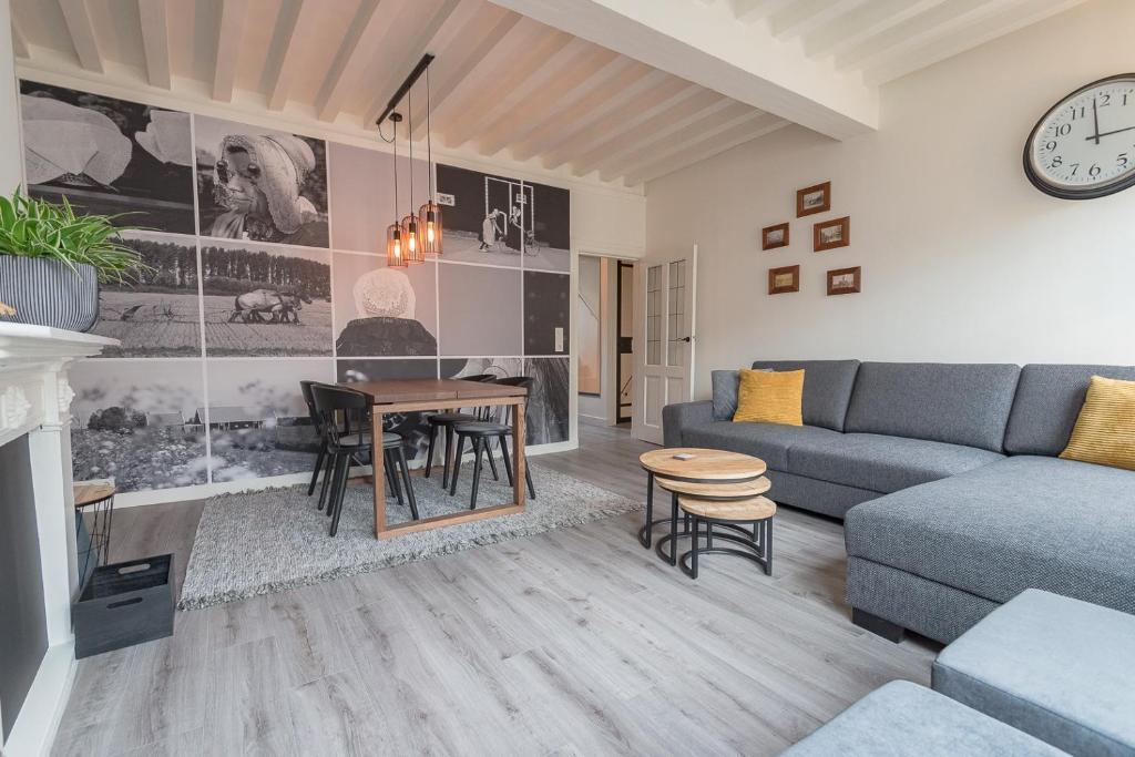 een woonkamer met een bank en een tafel bij Appartement De Croone in Middelburg