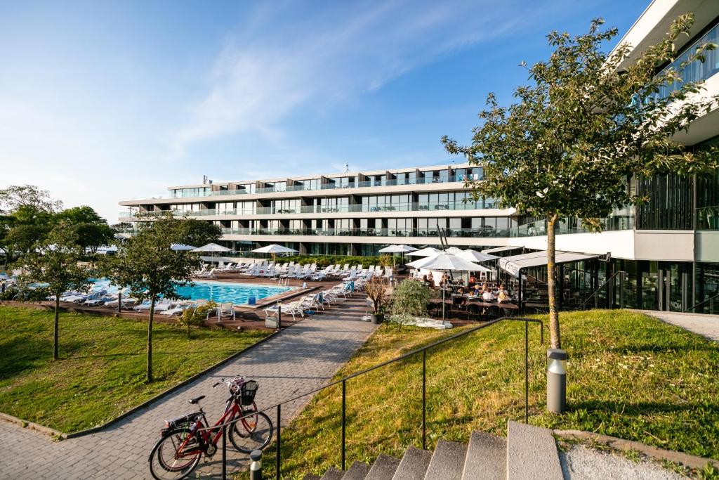 ein Hotel mit zwei Fahrrädern neben einem Pool in der Unterkunft NOVI Resort in Visby