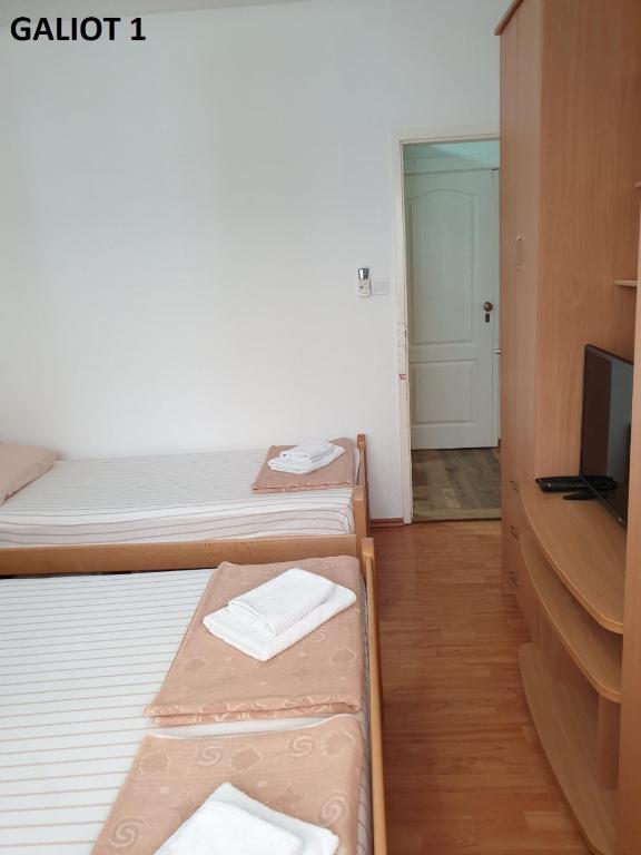 Postel nebo postele na pokoji v ubytování Apartmani Galiot