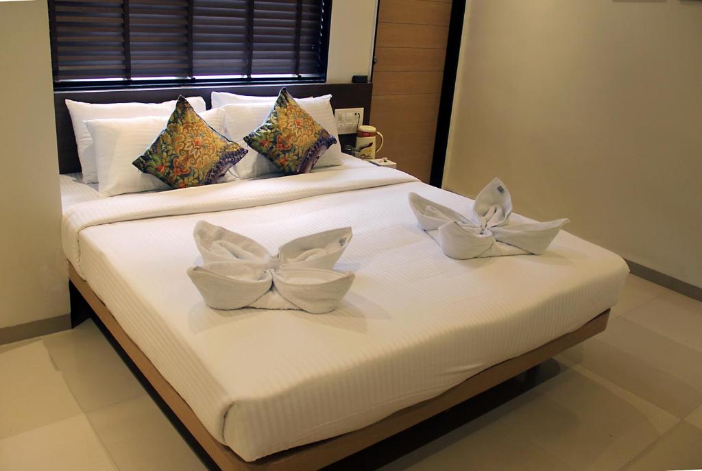 Tempat tidur dalam kamar di Hotel SaiPrasad Executive Solapur