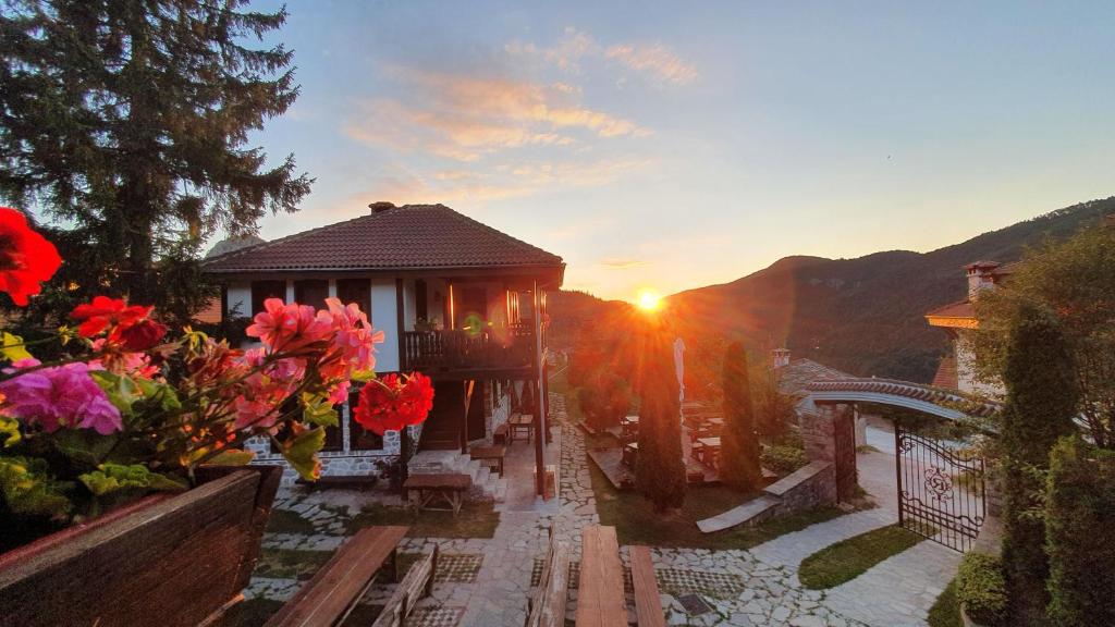 un edificio con la puesta de sol en el fondo en Rhodopes Legends, en Vrata