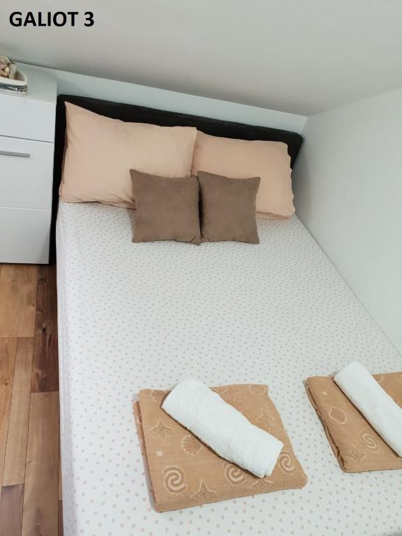 Postel nebo postele na pokoji v ubytování Apartmani Galiot