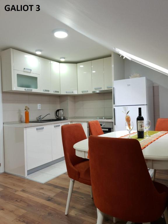 Kuchyň nebo kuchyňský kout v ubytování Apartmani Galiot
