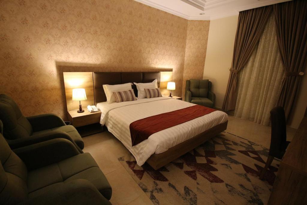 سرير أو أسرّة في غرفة في فندق أصيلة