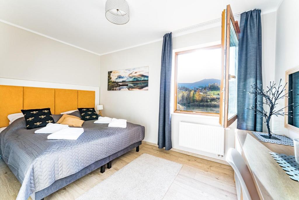 Posteľ alebo postele v izbe v ubytovaní Apartamenty Bawaria