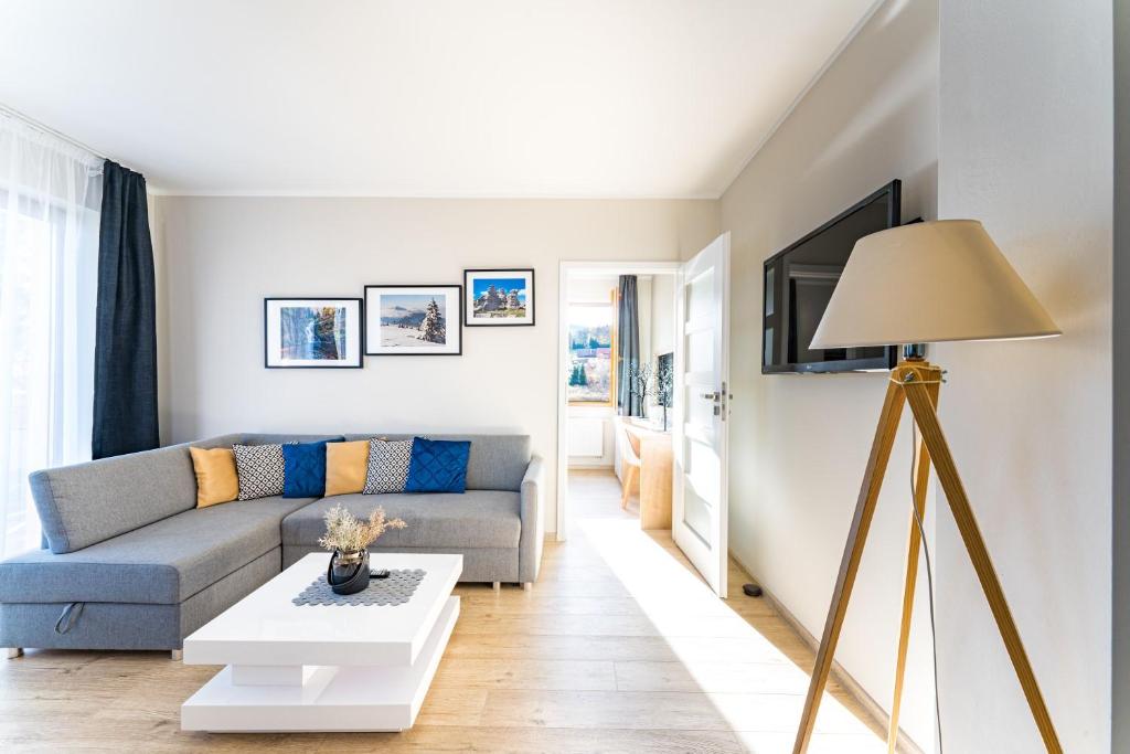 Televízia a/alebo spoločenská miestnosť v ubytovaní Apartamenty Bawaria