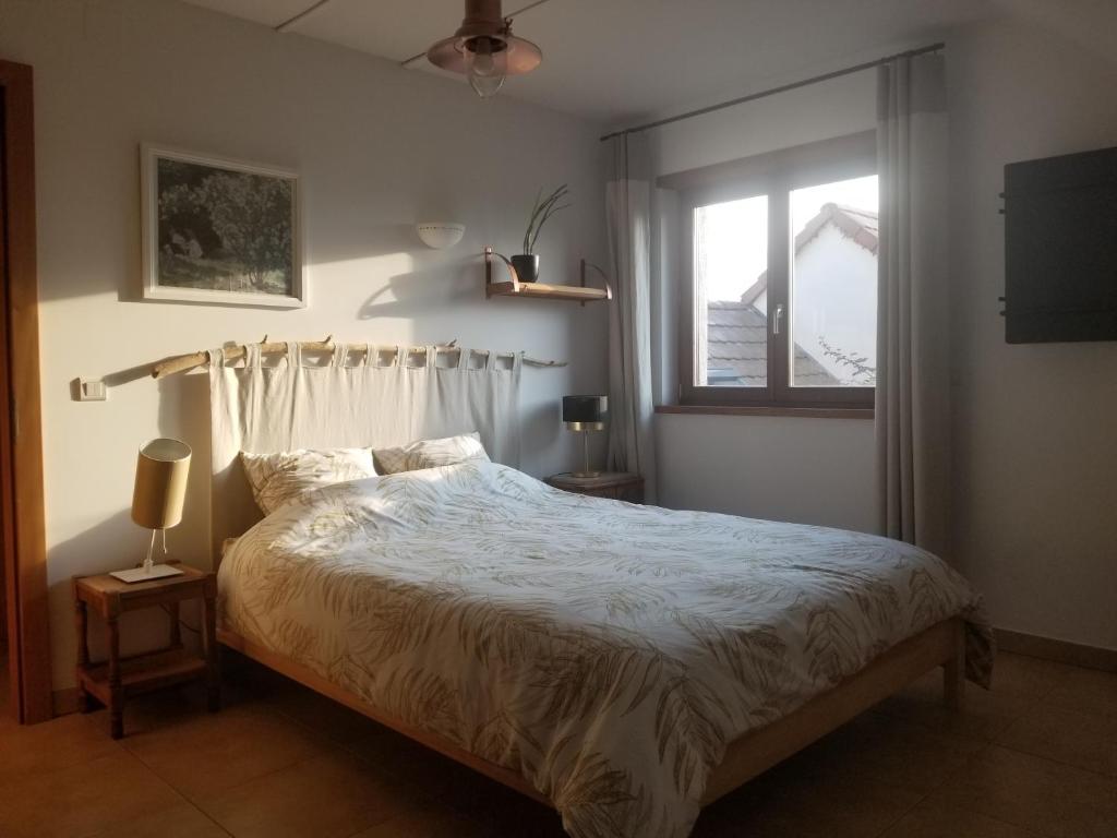 Postel nebo postele na pokoji v ubytování chambre d'hôtes de charme, un temps en forêt