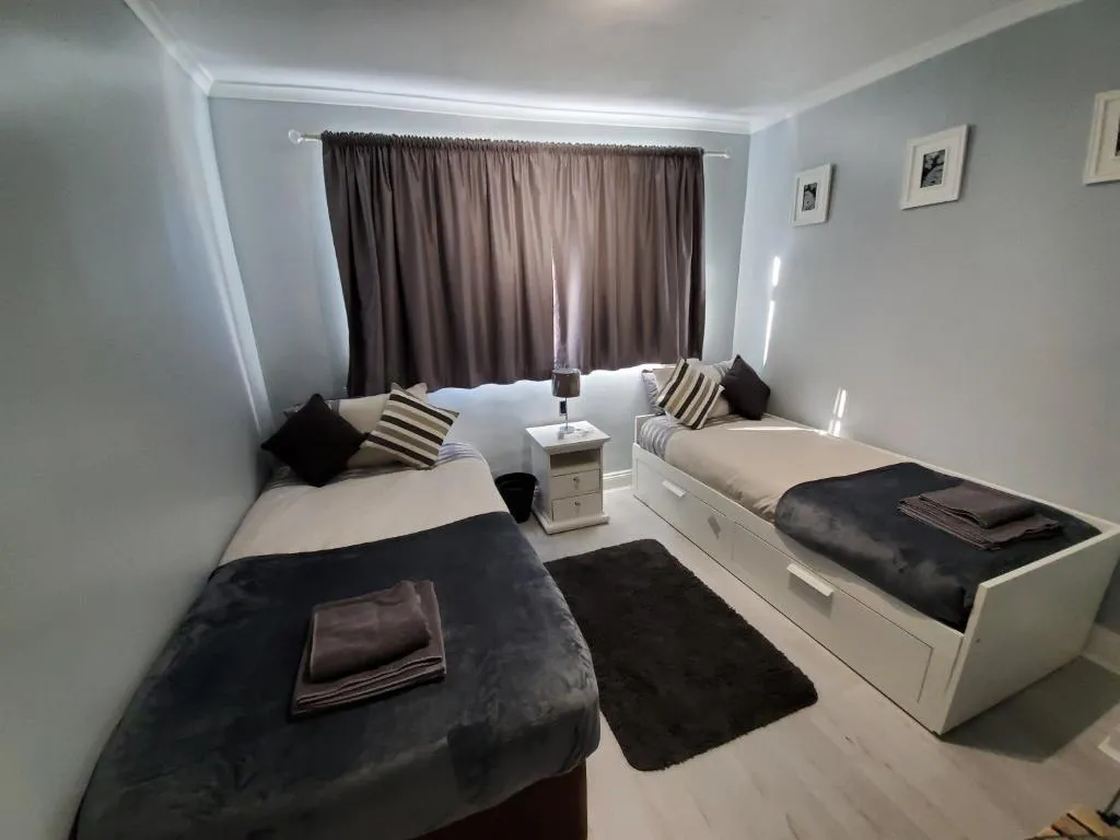 Stylish 3 bed house with Garden Free Parking, College Corner, United Kingdom
