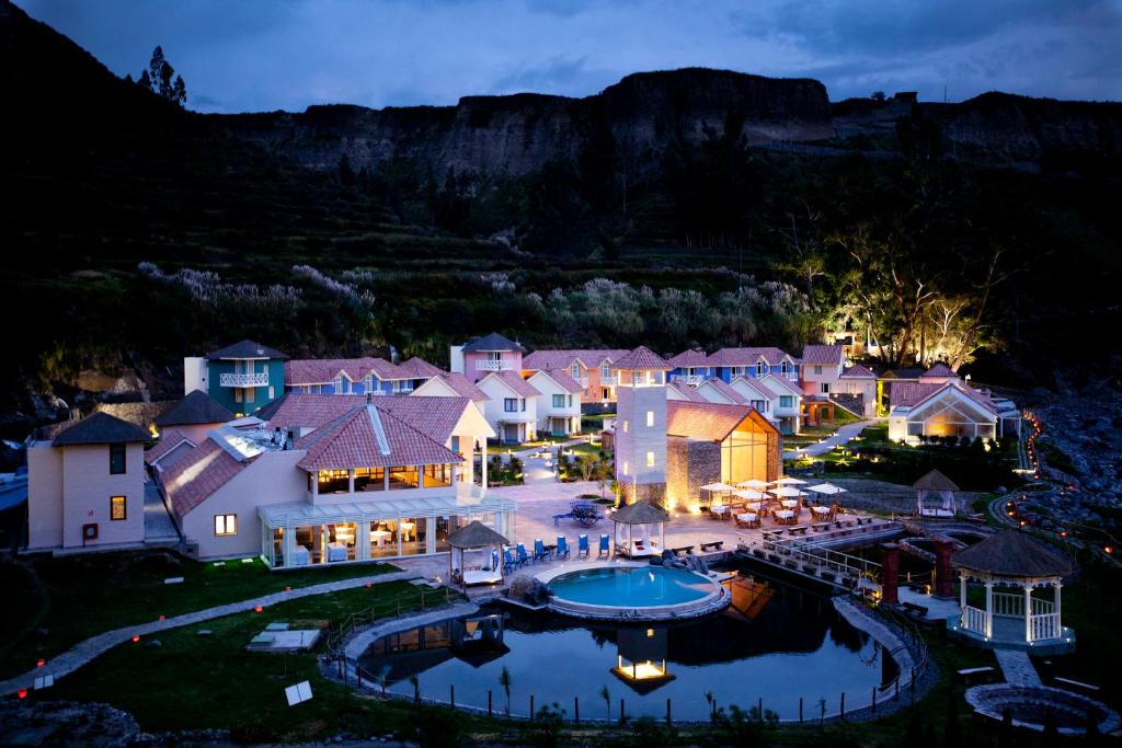 Nespecifikovaný výhled na hory nebo výhled na hory při pohledu z hotelu