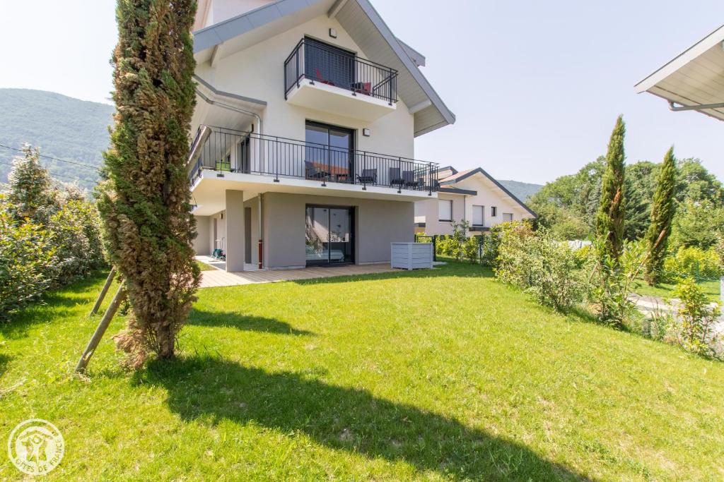 a villa with a view of the yard at Appartement Duplex Jardin in Sévrier