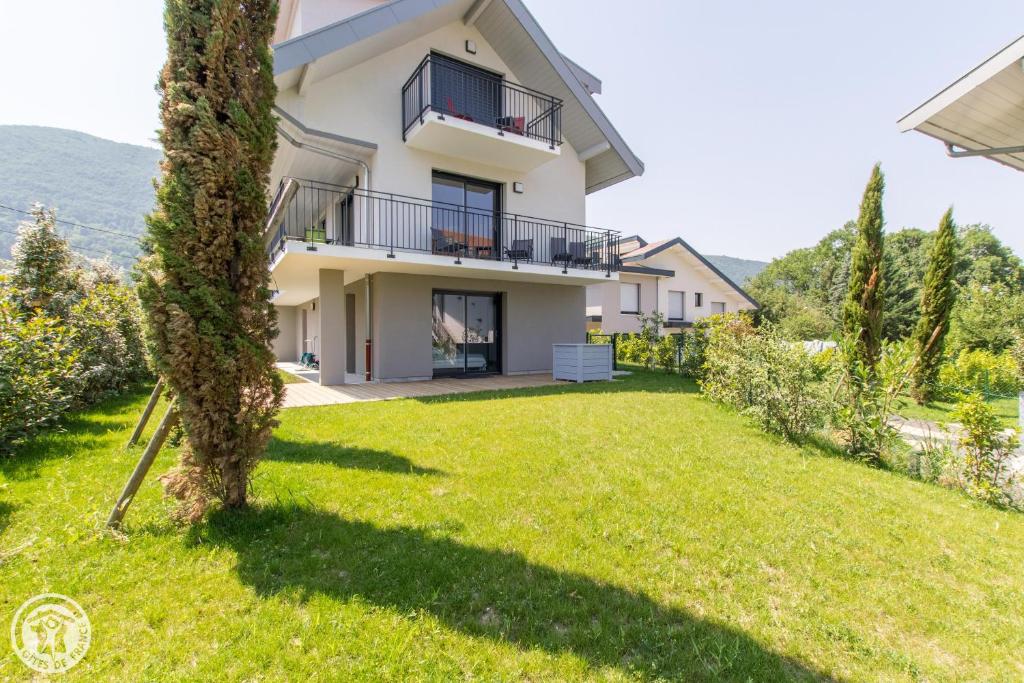 Cette villa offre une vue sur la cour. dans l'établissement Appartement Duplex Jardin, à Sévrier