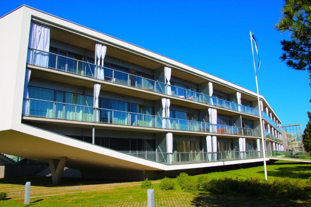 un bâtiment avec des balcons bleus sur son côté dans l'établissement Seedri Residence, à Pärnu