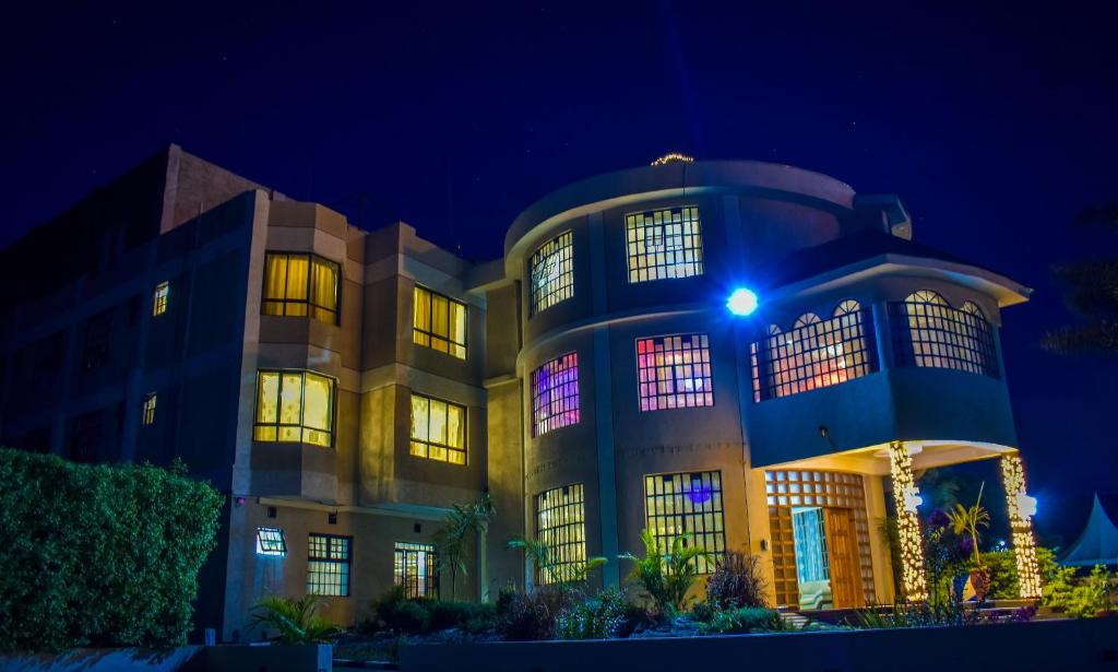 un gran edificio con muchas ventanas por la noche en Royal Green Gardens Resort, en Nakuru