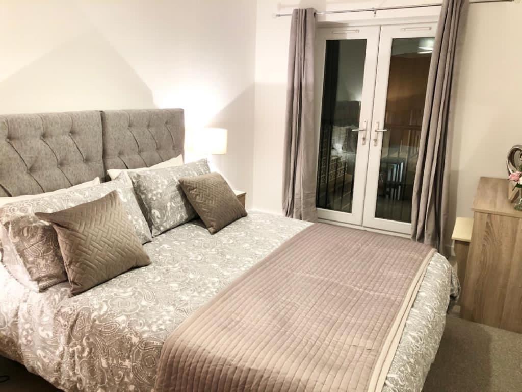 Säng eller sängar i ett rum på City Centre Suite Inverness