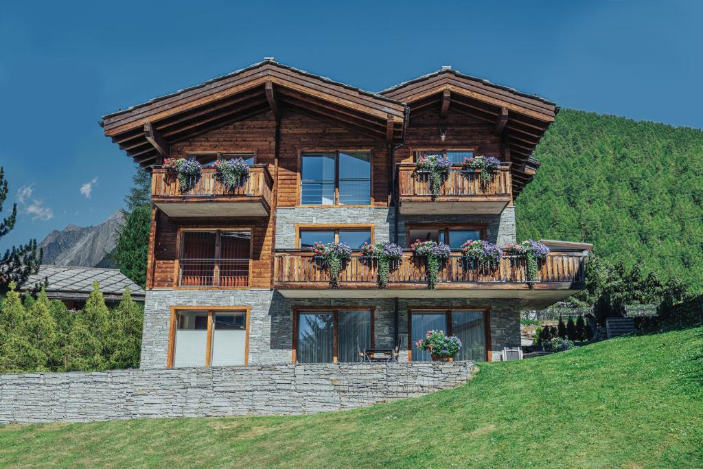 ein großes Haus auf einem Hügel in der Unterkunft Ferienhaus Casa Luna in Zermatt