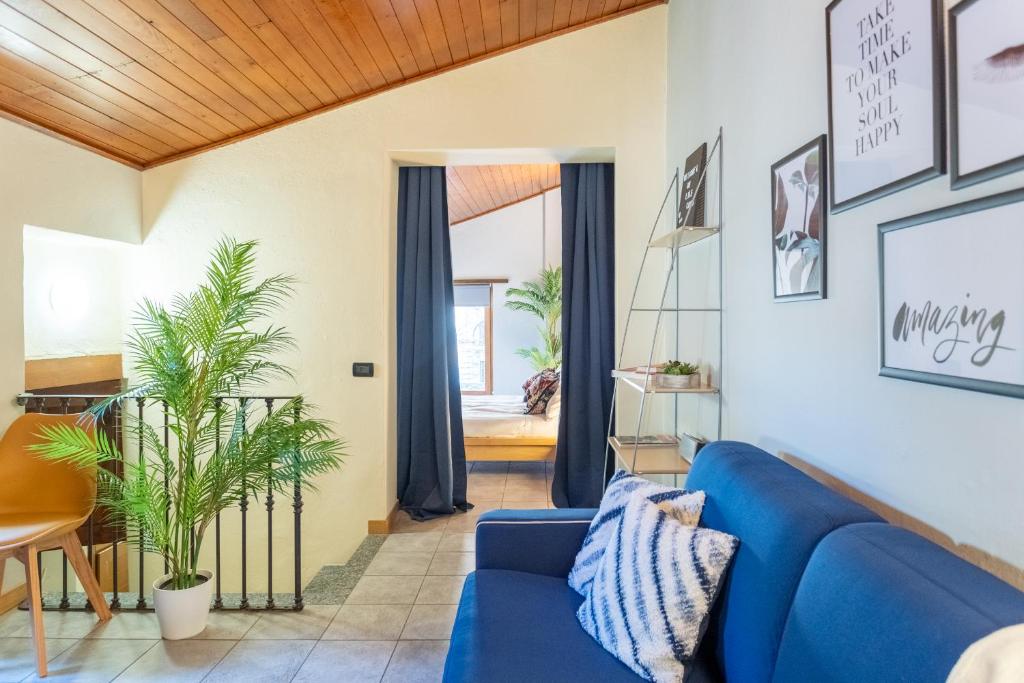 Ruang duduk di Blue Attic - Historical Como City Center by Rent All Como