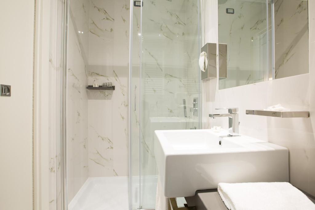 Koupelna v ubytování Crosti Hotel