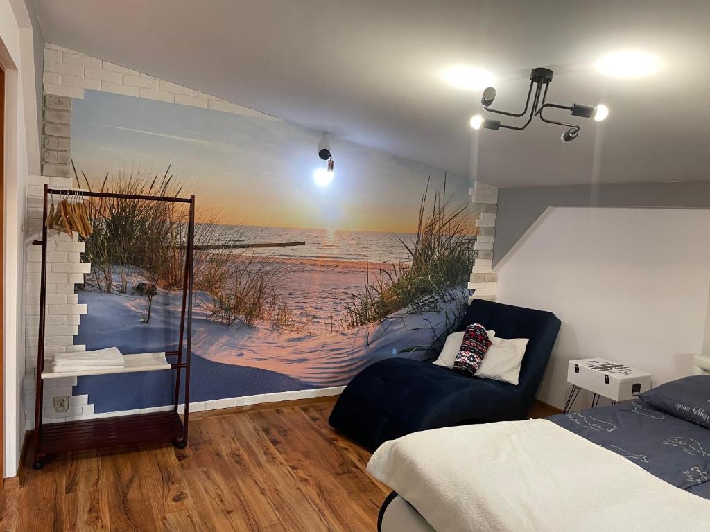 1 dormitorio con un mural de playa en Apartament przy ulicy Zaruskiego blisko plaży, en Ustka