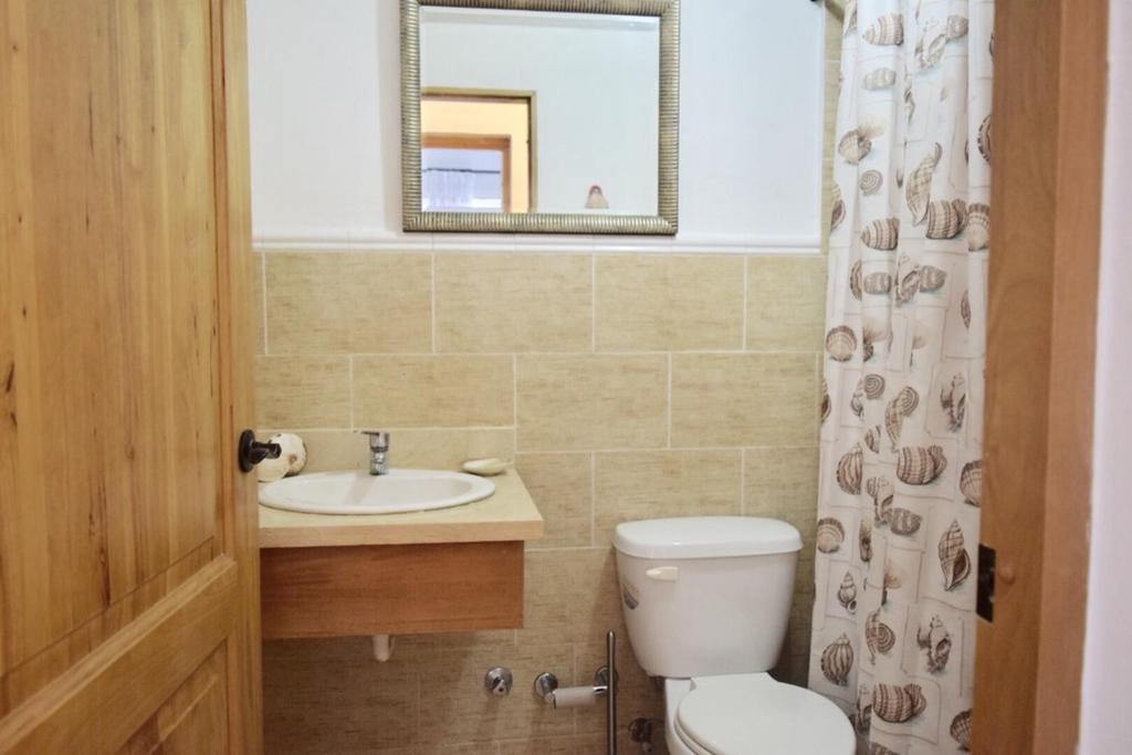 Koupelna v ubytování 3BR Apt @CadaquesCaribe Bayahibe