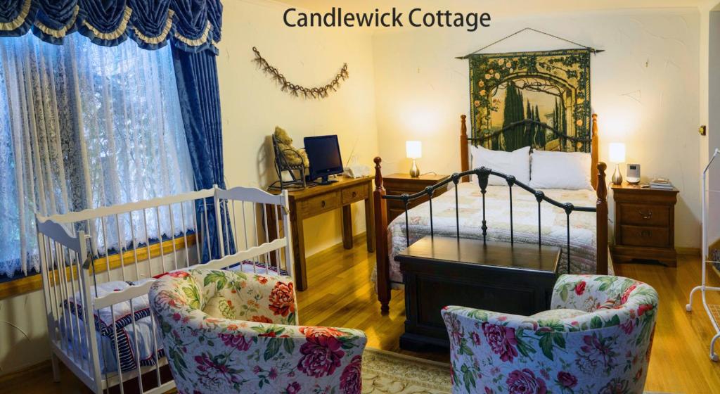- une chambre avec un lit et deux chaises dans l'établissement Observatory Cottages, à Mont Dandenong