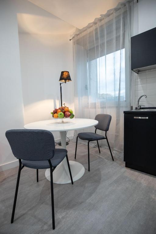 Telewizja i/lub zestaw kina domowego w obiekcie Napolidays Toledo Apartment By Dimorra
