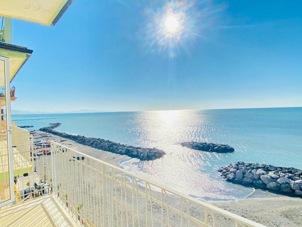 een balkon met uitzicht op de oceaan bij Sea View Apartment 5 mt from the beach in Salerno