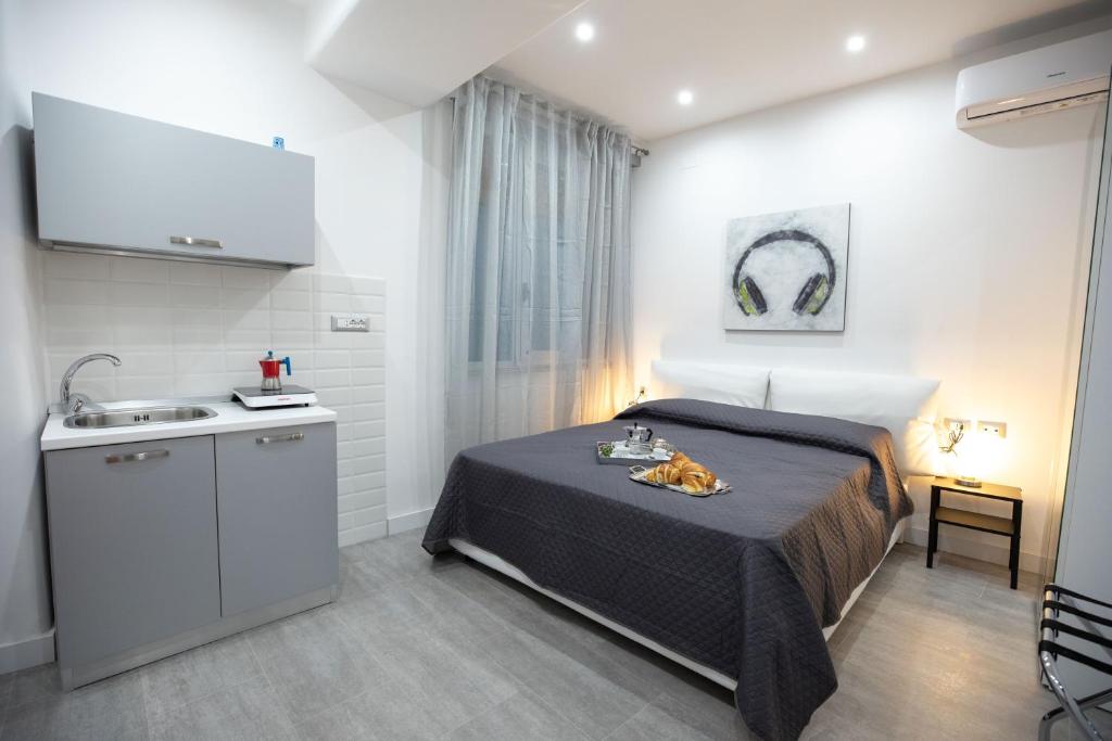 Łóżko lub łóżka w pokoju w obiekcie Napolidays Toledo Apartment By Dimorra