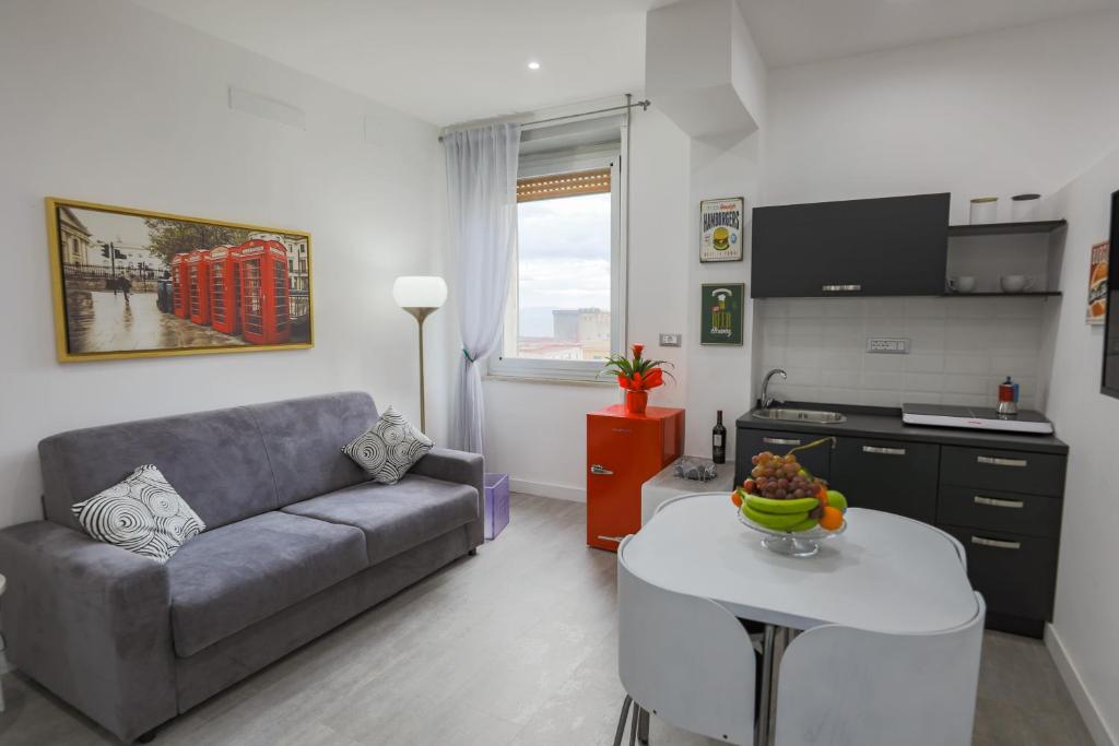 salon z kanapą i stołem w obiekcie Napolidays Toledo Apartment By Dimorra w mieście Neapol