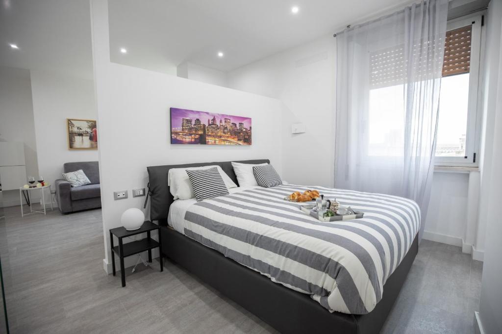 Łóżko lub łóżka w pokoju w obiekcie Napolidays Toledo Apartment By Dimorra