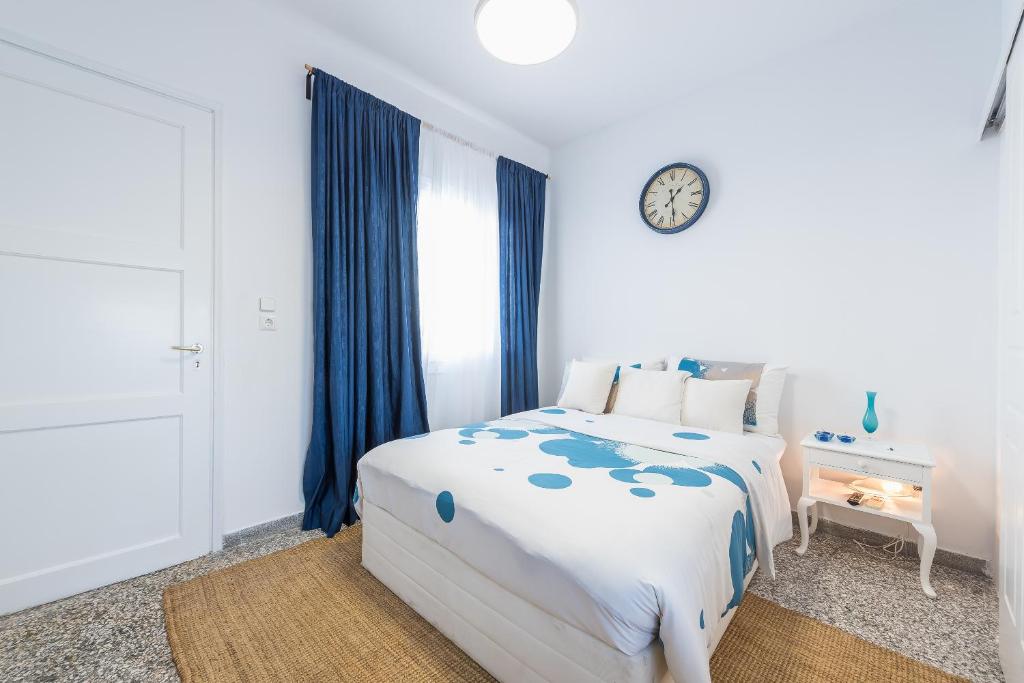 Postel nebo postele na pokoji v ubytování Blue Couple House Athens