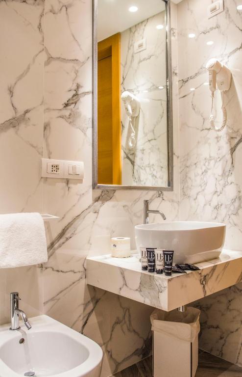 Koupelna v ubytování Hotel Excelsior Bari