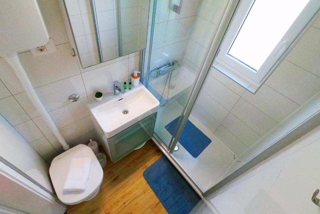 Ванная комната в Beachfront Apartment Mala Tereza
