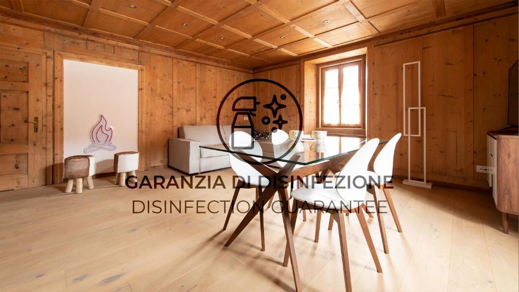 een eetkamer met een glazen tafel en stoelen bij Italianway - Dei Sana 8 Yellow Submarine in Valdidentro