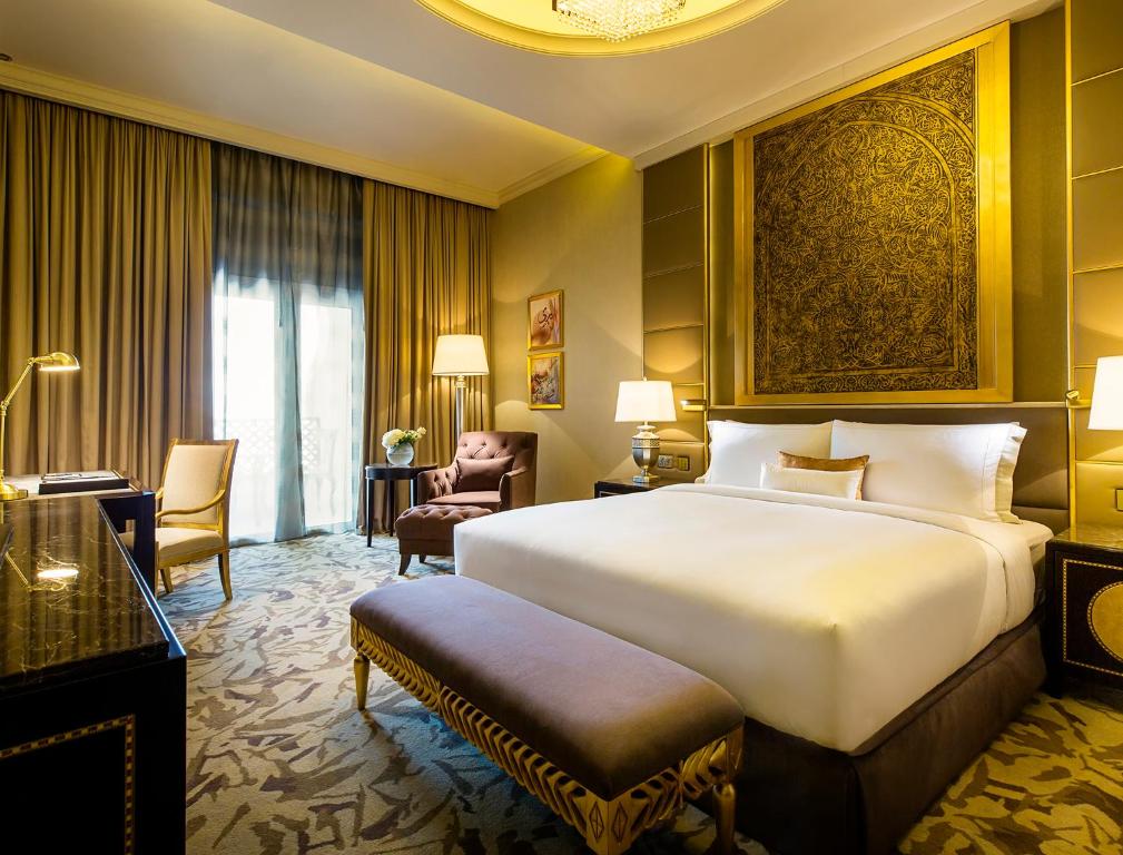 Postel nebo postele na pokoji v ubytování Ezdan Palace Hotel