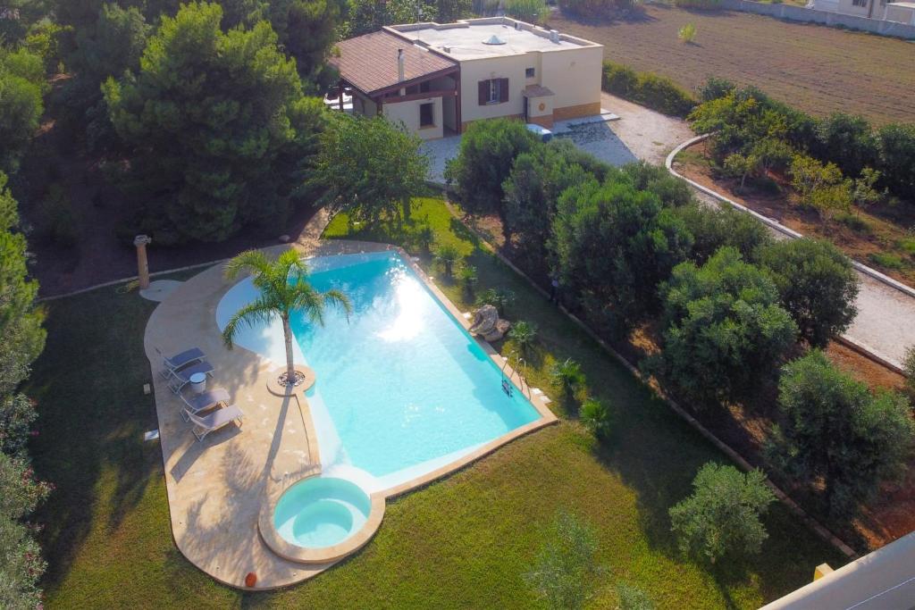 vista sul tetto di una piscina in un cortile posteriore di Villa Matilde - Xenia Sicily Villas a Mazara del Vallo