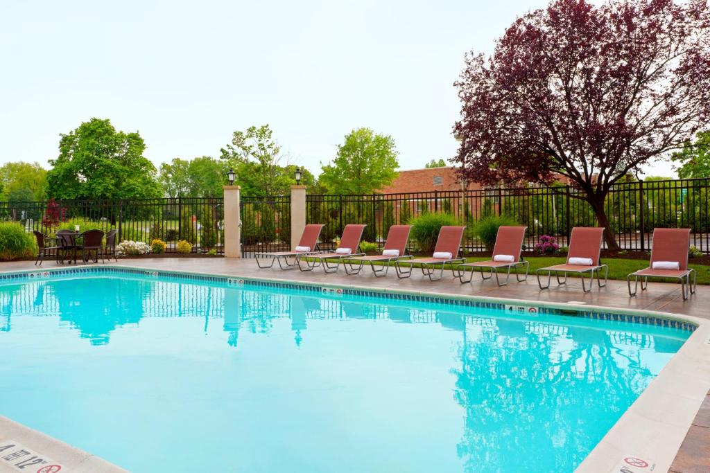 Bazén v ubytování Holiday Inn Clark - Newark by IHG nebo v jeho okolí