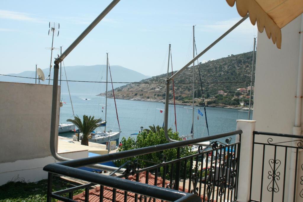 un balcón con vistas a un cuerpo de agua en Pelagias Apartments, en Agia Efimia