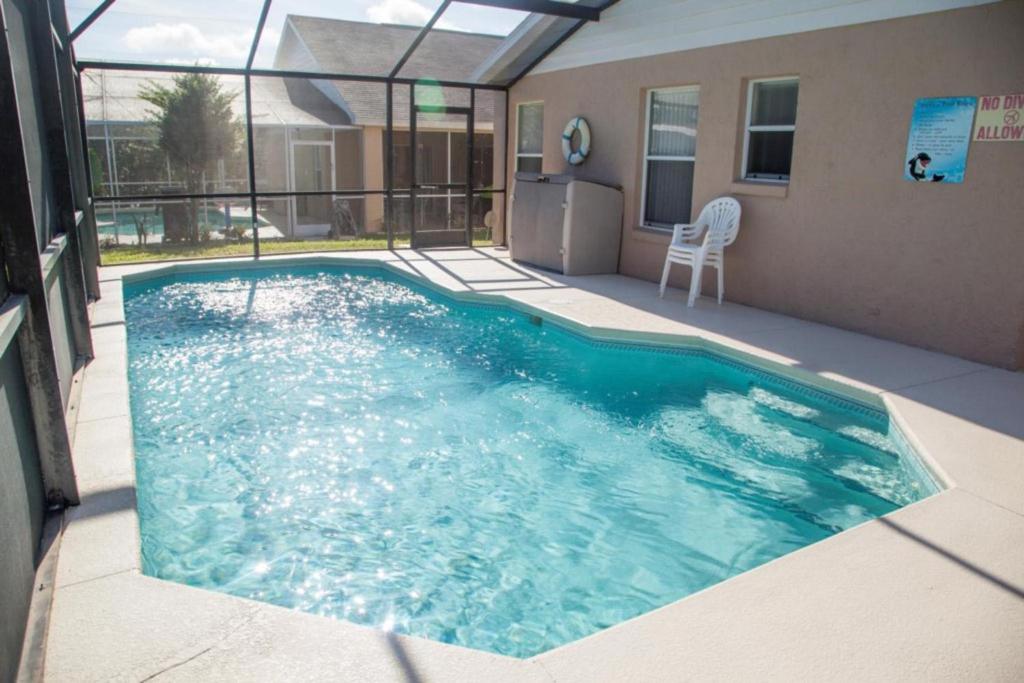 una piscina en medio de un edificio en Rocco's Retreat, en Orlando