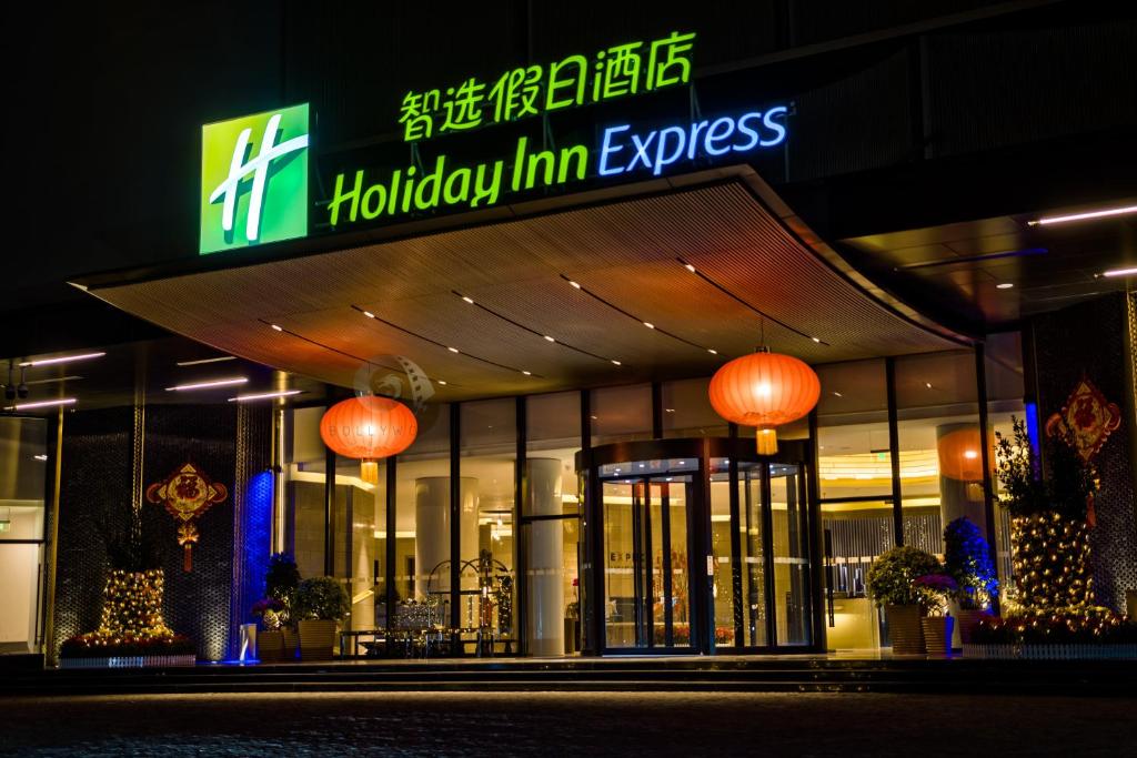 una tienda frente a una posada de vacaciones exprés por la noche en Holiday Inn Express Shenzhen Dongmen, an IHG Hotel, en Shenzhen