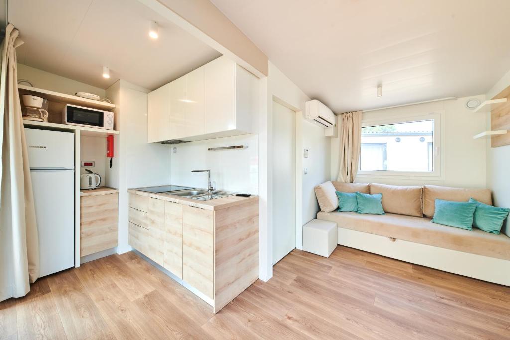 Kuchyň nebo kuchyňský kout v ubytování Camping Stella Maris Mobile Homes
