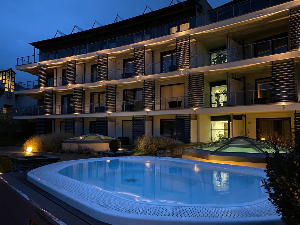 Bazén v ubytování Imola Hotel Platán nebo v jeho okolí