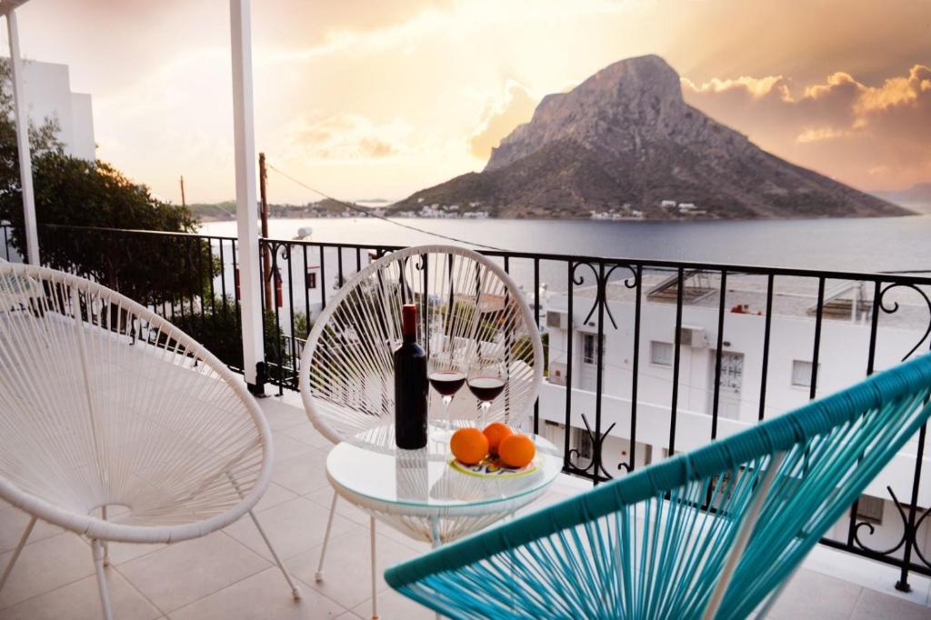 - un balcon avec une table, des verres à vin et des oranges dans l'établissement Calma apartment, à Massouri