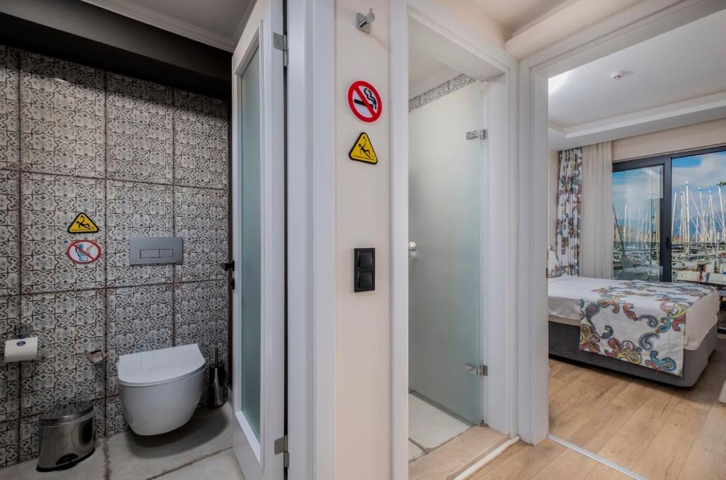 Koupelna v ubytování Ece Marina Suites